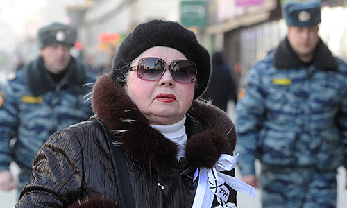 Участница митинга "За честные выборы" на улице Новый Арбат.