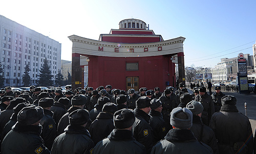 Сотрудники полиции перед началом митинга "За честные выборы" на улице Новый Арбат.