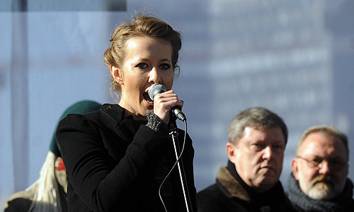 Телеведущая Ксения Собчак во время выступления на митинге "За честные выборы" на улице Новый Арбат.