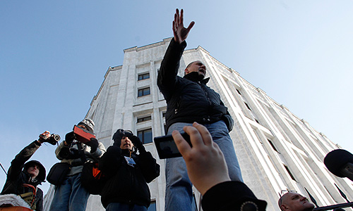 Один из оппозиционеров Сергей Удальцов задержан после митинга на Новом Арбате недалеко от станции метро "Арбатская". "После многократных попыток устроить провокацию, провоцируя людей на несанкционированное шествие на Пушкинскую площадь, Удальцов не подчинился требованиям сотрудников полиции и был задержан", - сообщил "Интерфаксу" источник в правоохранительных органах.