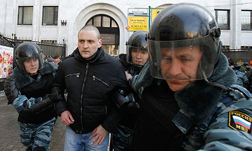 Один из оппозиционеров Сергей Удальцов задержан после митинга на Новом Арбате недалеко от станции метро "Арбатская". "После многократных попыток устроить провокацию, провоцируя людей на несанкционированное шествие на Пушкинскую площадь, Удальцов не подчинился требованиям сотрудников полиции и был задержан", - сообщил "Интерфаксу" источник в правоохранительных органах.