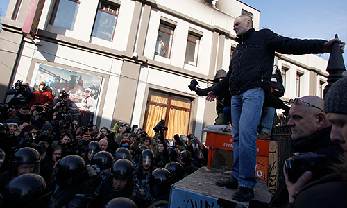 Один из оппозиционеров Сергей Удальцов задержан после митинга на Новом Арбате недалеко от станции метро "Арбатская". "После многократных попыток устроить провокацию, провоцируя людей на несанкционированное шествие на Пушкинскую площадь, Удальцов не подчинился требованиям сотрудников полиции и был задержан", - сообщил "Интерфаксу" источник в правоохранительных органах.