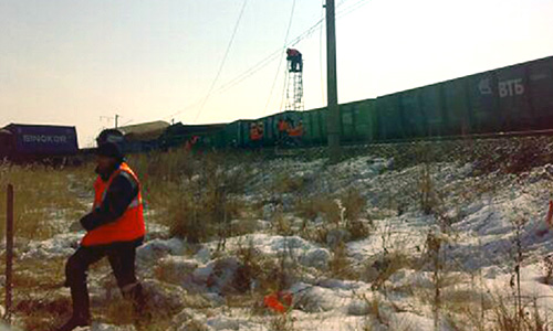 Специальная комиссия ОАО "РЖД" установила причину происшествия на Дальневосточной железной дороге, в результате которого в воскресенье утром произошел сход вагонов с углем и локомотива. "Сход грузовых вагонов произошел из-за излома боковой рамы тележки, изготовленной в 2010 году ПАО "Кременчугский сталелитейный завод" (Украина)", - говорится в сообщении пресс-службы ОАО "РЖД", поступившем в агентство "Интерфакс-Дальний Восток".