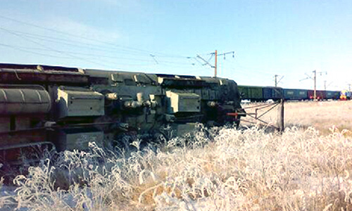 Специальная комиссия ОАО "РЖД" установила причину происшествия на Дальневосточной железной дороге, в результате которого в воскресенье утром произошел сход вагонов с углем и локомотива. "Сход грузовых вагонов произошел из-за излома боковой рамы тележки, изготовленной в 2010 году ПАО "Кременчугский сталелитейный завод" (Украина)", - говорится в сообщении пресс-службы ОАО "РЖД", поступившем в агентство "Интерфакс-Дальний Восток".