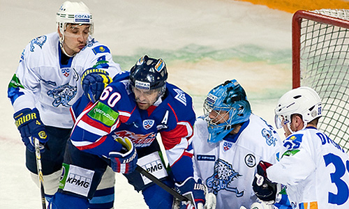 Игроки "Барыса" Виталий Новопашин, "Металлурга" Томаш Ролине, вратарь "Барыса" Виталий Еремеев и игрок "Барыса" Кевин Даллмэн (слева направо) в матче чемпионата КХЛ: "Металлург" (Магнитогорск) – "Барыс" (Астана).