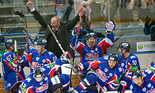 Тренер ХК "Металлург" Сергей Гомоляко (на дальнем плане) и игроки "Металлурга" в матче чемпионата КХЛ: "Металлург" (Магнитогорск) – "Барыс" (Астана).
