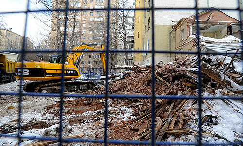Два человека задержаны за попытку блокирования работ по сносу дома в Большом Козихинском переулке в центре Москвы, заявили "Интерфаксу" в пресс-службе столичного ГУ МВД России. "Во вторник при проведении работ по сносу дома 25 в Большом Козихинском переулке группа граждан в количества примерно десяти человек активно пыталась блокировать снос, нарушая общественный порядок", - сказали в пресс-службе. Там отметили, что вызванные на место происшествия сотрудники полиции установили, что все необходимые документы и разрешения на снос здания имеются.