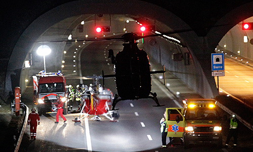 По предварительным данным, автобус, перевозивший 52 человека, врезался в стену тоннеля. 24 ребенка получили ранения. Пассажиры автобуса, зарегистрированного в Бельгии, возвращались домой с горнолыжных курортов.