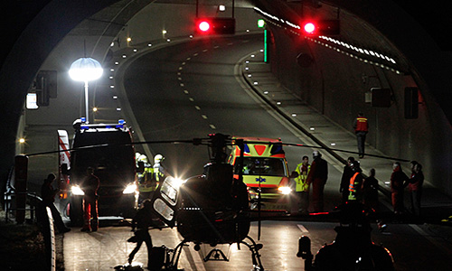 Как минимум 28 человек, в том числе 22 ребенка, погибли в результате крушения автобуса в Швейцарии. ДТП произошло в кантоне Вале вблизи границы с Италией, сообщает BBC.