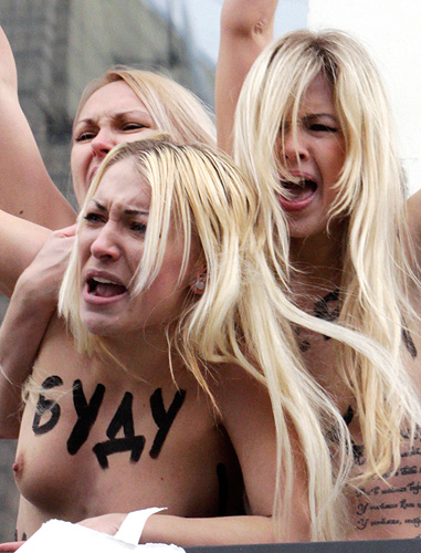 Активистки группы FEMEN потребовали жесткого наказания для мужчин, обвиняемых в изнасиловании Оксаны Макар.