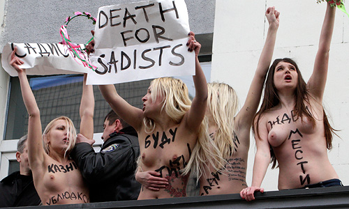 Активистки группы FEMEN потребовали жесткого наказания для мужчин, обвиняемых в изнасиловании Оксаны Макар.