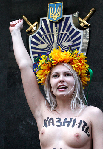Активистки группы FEMEN потребовали жесткого наказания для мужчин, обвиняемых в изнасиловании Оксаны Макар.