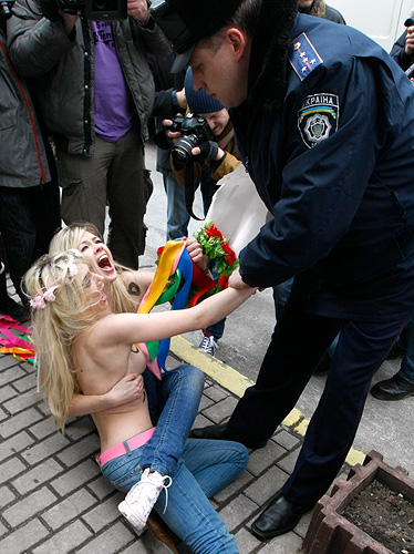 Активистки группы FEMEN потребовали жесткого наказания для мужчин, обвиняемых в изнасиловании Оксаны Макар.