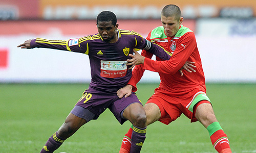 Игроки "Анжи" Самуэль Это'О и "Локомотива" Тарас Бурлак (слева направо) в матче чемпионата России по футболу: "Локомотив" (Москва) - "Анжи" (Махачкала).