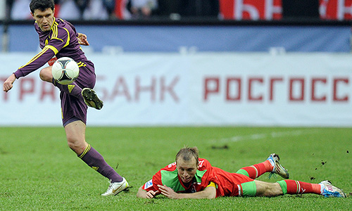 Игроки "Анжи" Юрий Жирков и "Локомотива" Денис Глушаков (слева направо) в матче чемпионата России по футболу: "Локомотив" (Москва) - "Анжи" (Махачкала).