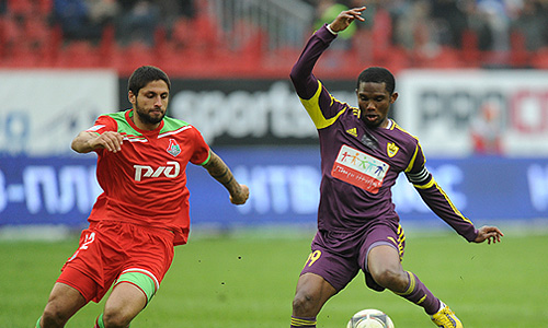 Игроки "Локомотива" Мануэл да Кошта и "Анжи" Самуэль Это'О (слева направо) в матче чемпионата России по футболу: "Локомотив" (Москва) - "Анжи" (Махачкала).