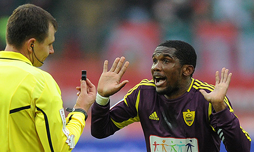 Игрок "Анжи" Самуэль Это'О (справа) получил желтую карточку в матче чемпионата России по футболу: "Локомотив" (Москва) - "Анжи" (Махачкала).