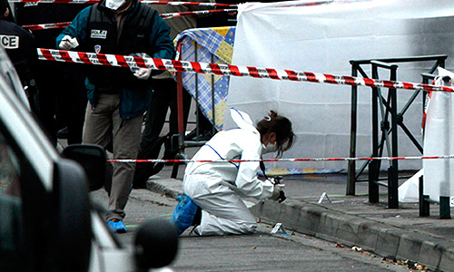 Мужчина, передвигавшийся на мотороллере черного или белого цвета (показания свидетелей разнятся), подъехал к учебному заведению "Озар ха-Тора" около восьми утра по местному времени (11:00 по московскому) - как раз в то время, когда перед началом занятий у входа в школу собираются ученики и их родители. По словам очевидцев, преступник немедленно открыл огонь. Смертельные ранения получили 30-летний мужчина, двое его сыновей - трех и шести лет - а также один десятилетний мальчик. Серьезные травмы также получил 17-летний юноша.