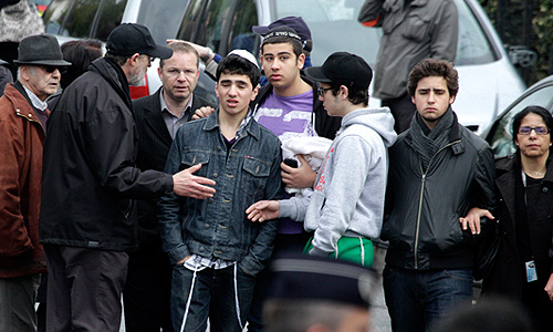 Мужчина, передвигавшийся на мотороллере черного или белого цвета (показания свидетелей разнятся), подъехал к учебному заведению "Озар ха-Тора" около восьми утра по местному времени (11:00 по московскому) - как раз в то время, когда перед началом занятий у входа в школу собираются ученики и их родители. По словам очевидцев, преступник немедленно открыл огонь. Смертельные ранения получили 30-летний мужчина, двое его сыновей - трех и шести лет - а также один десятилетний мальчик. Серьезные травмы также получил 17-летний юноша.