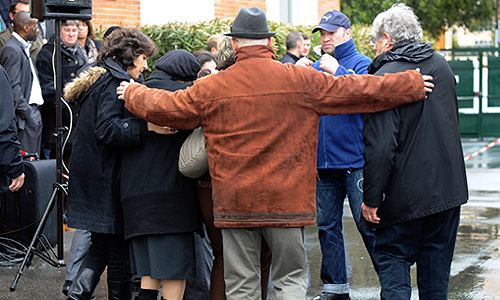 Мужчина, передвигавшийся на мотороллере черного или белого цвета (показания свидетелей разнятся), подъехал к учебному заведению "Озар ха-Тора" около восьми утра по местному времени (11:00 по московскому) - как раз в то время, когда перед началом занятий у входа в школу собираются ученики и их родители. По словам очевидцев, преступник немедленно открыл огонь. Смертельные ранения получили 30-летний мужчина, двое его сыновей - трех и шести лет - а также один десятилетний мальчик. Серьезные травмы также получил 17-летний юноша.