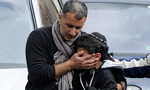 Мужчина, передвигавшийся на мотороллере черного или белого цвета (показания свидетелей разнятся), подъехал к учебному заведению "Озар ха-Тора" около восьми утра по местному времени (11:00 по московскому) - как раз в то время, когда перед началом занятий у входа в школу собираются ученики и их родители. По словам очевидцев, преступник немедленно открыл огонь. Смертельные ранения получили 30-летний мужчина, двое его сыновей - трех и шести лет - а также один десятилетний мальчик. Серьезные травмы также получил 17-летний юноша.