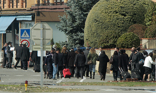 В ходе рейда по задержанию подозреваемых в совершении недавних терактов на юго-западе Франции - убийстве военных и детей в школе - ранены двое полицейских, сообщает полиция Тулузы.