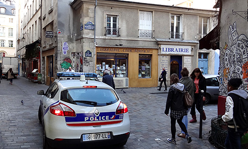 Мужчина, убивший в понедельник в Тулузе четырех человек, включая маленьких детей, перед еврейским колледжем "Озар Ха-Тора", вел огонь по всем, кто находился перед ним, заявил в понедельник прокурор Мишель Вале. "Он стрелял по всем, кто был перед ним, - детям и взрослым, и еще преследовал детей уже в школе", - цитируют прокурора европейские СМИ.