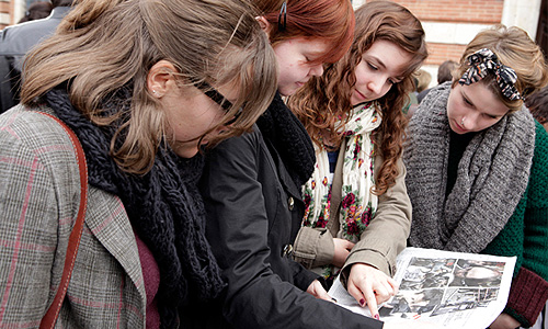 Министр внутренних дел Франции Клод Геан распорядился, чтобы все префектуры страны, особенно на юго-западе, усилили наблюдение за еврейскими школами. Глава МВД также направится в Тулузу.