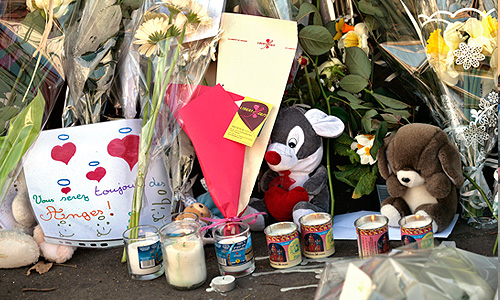 Мужчина, убивший в понедельник в Тулузе четырех человек, включая маленьких детей, перед еврейским колледжем "Озар Ха-Тора", вел огонь по всем, кто находился перед ним, заявил в понедельник прокурор Мишель Вале. "Он стрелял по всем, кто был перед ним, - детям и взрослым, и еще преследовал детей уже в школе", - цитируют прокурора европейские СМИ.