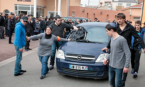 Министр внутренних дел Франции Клод Геан распорядился, чтобы все префектуры страны, особенно на юго-западе, усилили наблюдение за еврейскими школами. Глава МВД также направится в Тулузу.