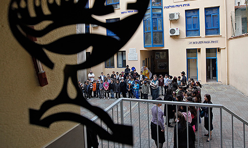 В ходе рейда по задержанию подозреваемых в совершении недавних терактов на юго-западе Франции - убийстве военных и детей в школе - ранены двое полицейских, сообщает полиция Тулузы.