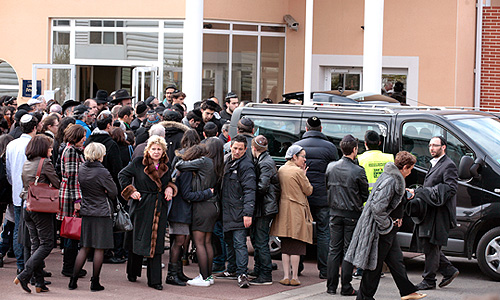 Мужчина, убивший в понедельник в Тулузе четырех человек, включая маленьких детей, перед еврейским колледжем "Озар Ха-Тора", вел огонь по всем, кто находился перед ним, заявил в понедельник прокурор Мишель Вале. "Он стрелял по всем, кто был перед ним, - детям и взрослым, и еще преследовал детей уже в школе", - цитируют прокурора европейские СМИ.