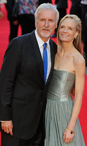 Режиссер Джеймс Кэмерон с супругой Сюзи Эмис на премьере фильма "Титаник 3D" в Лондоне.