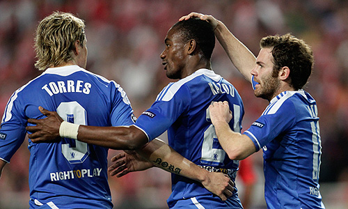 В первом четвертьфинальном матче Лиги чемпионов УЕФА лондонский "Челси" обыграл португальскую "Бенфику".