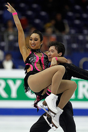 Спортсмены из Японии во время исполнения короткой танцевальной программы на чемпионате мира по фигурному катанию в Ницце.