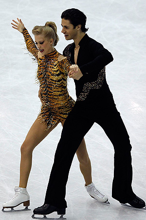 Спортсмены из Канады во время исполнения короткой танцевальной программы на чемпионате мира по фигурному катанию в Ницце.