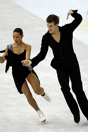 Спортсмены из России Елена Ильиных и Никита Кацалапов во время исполнения короткой танцевальной программы на чемпионате мира по фигурному катанию в Ницце.