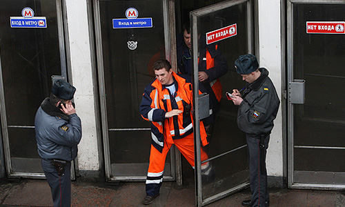 Два года назад в утренний час пик на станциях метрополитена "Лубянка" и "Парк культуры" с интервалом 40 минут произошло два взрыва. Мощность самодельных взрывных устройств в тротиловом эквиваленте составила до 4 кг тротила на станции "Лубянка" и до 2 кг - на станции "Парк культуры". Погибли 40 человек, еще около 160 получили ранения, потерпевшими по делу признано 168 человек. По данным СК РФ, установлены все непосредственные исполнители и организаторы совершенных терактов.