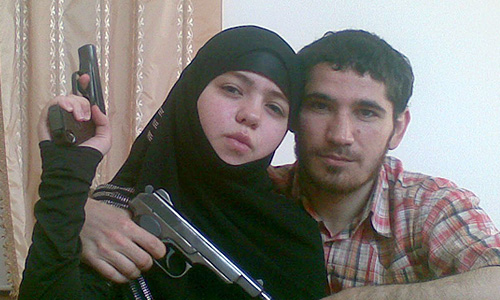 17-летняя Дженнет Абдурахманова, одна из предварительно опознанных смертниц, взорвавших себя в московском метро 29 марта 2010 года. По данным следствия, она вдова лидера дагестанских боевиков Умалата Магомедова (на снимке), уничтоженного в ходе спецоперации.