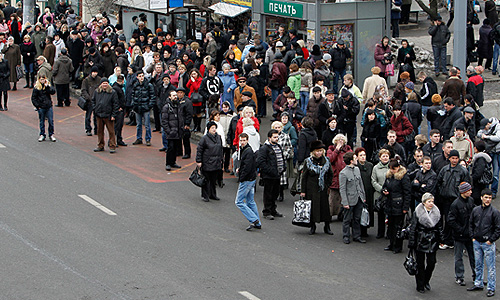 Два года назад в утренний час пик на станциях метрополитена "Лубянка" и "Парк культуры" с интервалом 40 минут произошло два взрыва. Мощность самодельных взрывных устройств в тротиловом эквиваленте составила до 4 кг тротила на станции "Лубянка" и до 2 кг - на станции "Парк культуры". Погибли 40 человек, еще около 160 получили ранения, потерпевшими по делу признано 168 человек. По данным СК РФ, установлены все непосредственные исполнители и организаторы совершенных терактов.