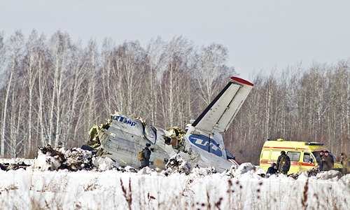 По информации побывавшего на месте крушения губернатора Владимира Якушева, катастрофа произошла через четыре минуты после вылета, до столкновения с землей экипаж не сообщал о проблемах на борту.