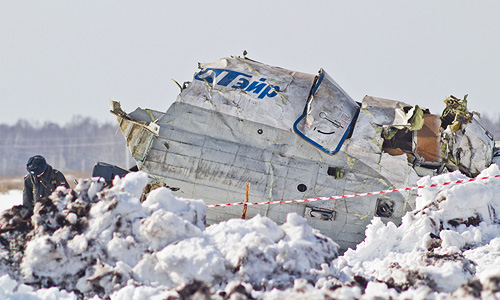 Проблемы у экипажа начались уже на взлете - пилоты не смогли поднять самолет, на борту которого находились 39 пассажиров, два летчика и две стюардессы, выше 100 м над землей.