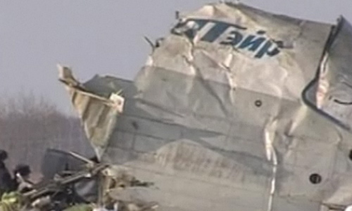 Обломки самолета находятся в 2 км от автодороги в поле вблизи деревни Горьковка. В момент обнаружения обломков они горели.