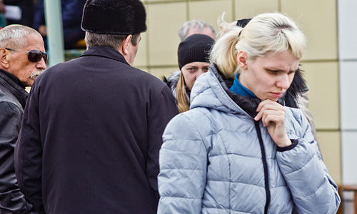 Родственники погибших в результате авиакатастрофы перед процедурой опознания тел в Областной клинической больнице.