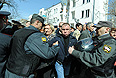 Участники несанкционированной акции протеста против фальсификации результатов выборов мэра Астрахани.