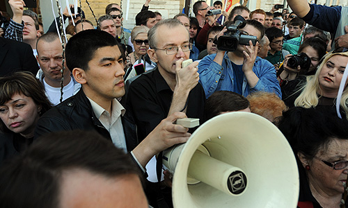 Бывший кандидат в мэры Астрахани Олег Шеин, продолжающий вместе со своими сторонниками многодневную голодовку в знак протеста против фальсификации результатов выборов мэра Астрахани, в приемной партии "Справедливая Россия".