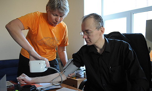 Бывший кандидат в мэры Астрахани Олег Шеин, продолжающий вместе со своими сторонниками многодневную голодовку в знак протеста против фальсификации результатов выборов мэра Астрахани, в приемной партии "Справедливая Россия". Слева - участница голодовки Светлана Лежнева.