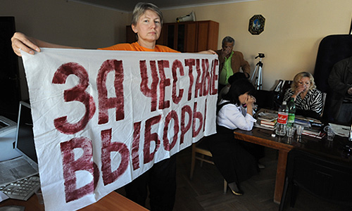 Сторонники бывшего кандидата в мэры Астрахани О.Шеина, продолжающие многодневную голодовку в знак протеста против фальсификации результатов выборов мэра Астрахани, в приемной партии "Справедливая Россия".