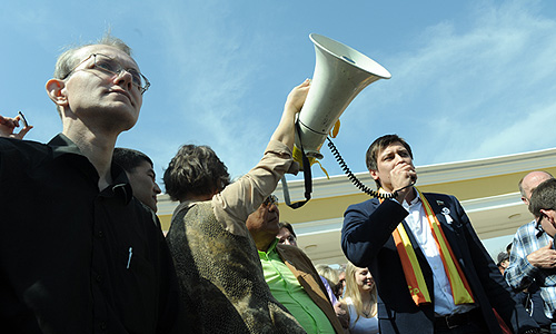 Бывший кандидат в мэры Астрахани Олег Шеин (слева) и депутат Госдумы РФ Дмитрий Гудков (справа) во время несанкционированной акции протеста против фальсификации результатов выборов мэра Астрахани.