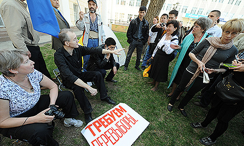 Бывший кандидат в мэры Астрахани Олег Шеин (слева) с участниками несанкционированной акции протеста против фальсификации результатов выборов мэра Астрахани.